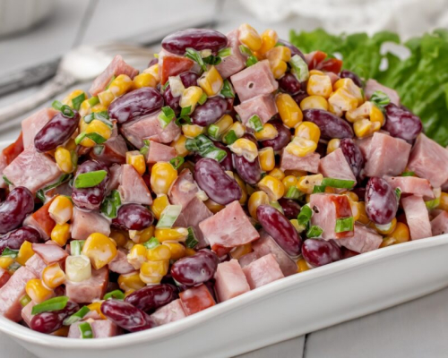 Салат с копченой курицей, фасолью и кукурузой