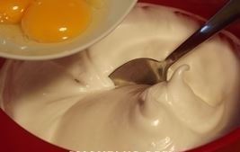 biskvitnyj rulet s klubnikoj belki