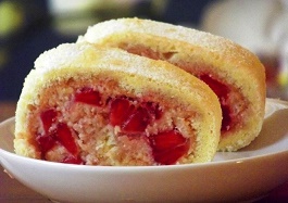 biskvitnyj rulet s klubnikoj gotovyj recept