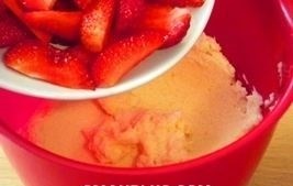 biskvitnyj rulet s klubnikoj krem