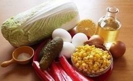 ingredienty dlia salata s krabovymi palochkami