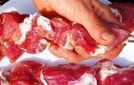 shashlyk so svininy myaso posolit