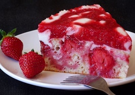 tort iz klubniki gotovo