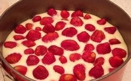 tort iz klubniki testo