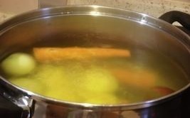 uha iz ryby ovoshi v kastrule