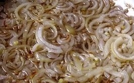 zapekanka s kartoshki i gribov luk