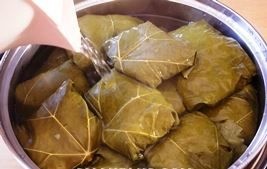 dolma kladem v kastrulu