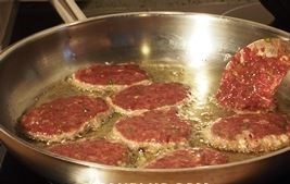 pechenochnye kotlety vykladyvaem