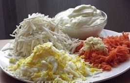 salat iz plavlennogo syra yajca