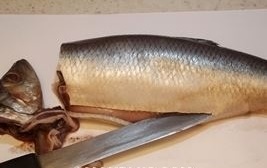 seledka rezhem golovu